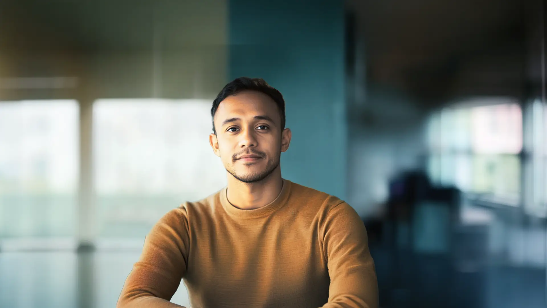 Een man kijkt ons aan