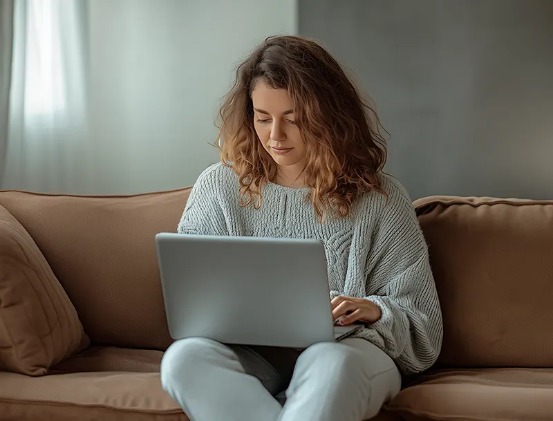 vrouw met laptop op schoot