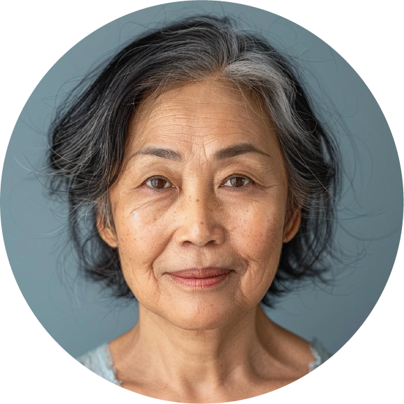 Een oudere dame met grijs haar glimlacht naar de camera