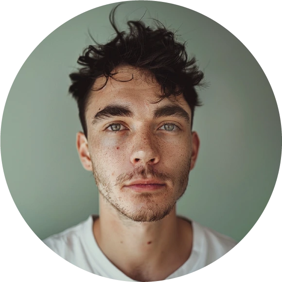 Een jongeman met warrig haar kijkt een beetje droevig