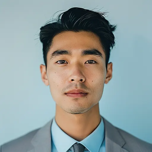 Een vrouw met kort gekruld haar kijkt vastberaden naar de camera