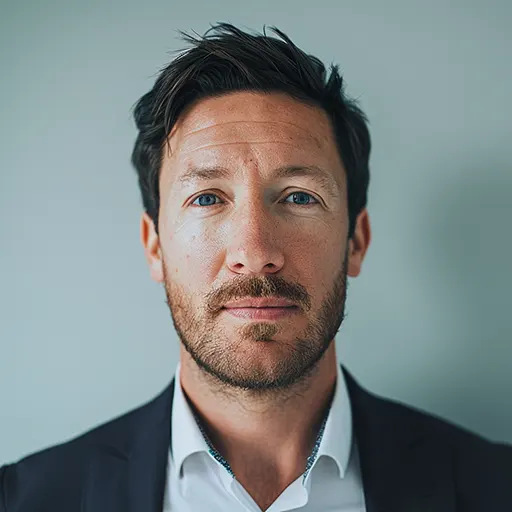 Een man met korte baard heeft last van stress